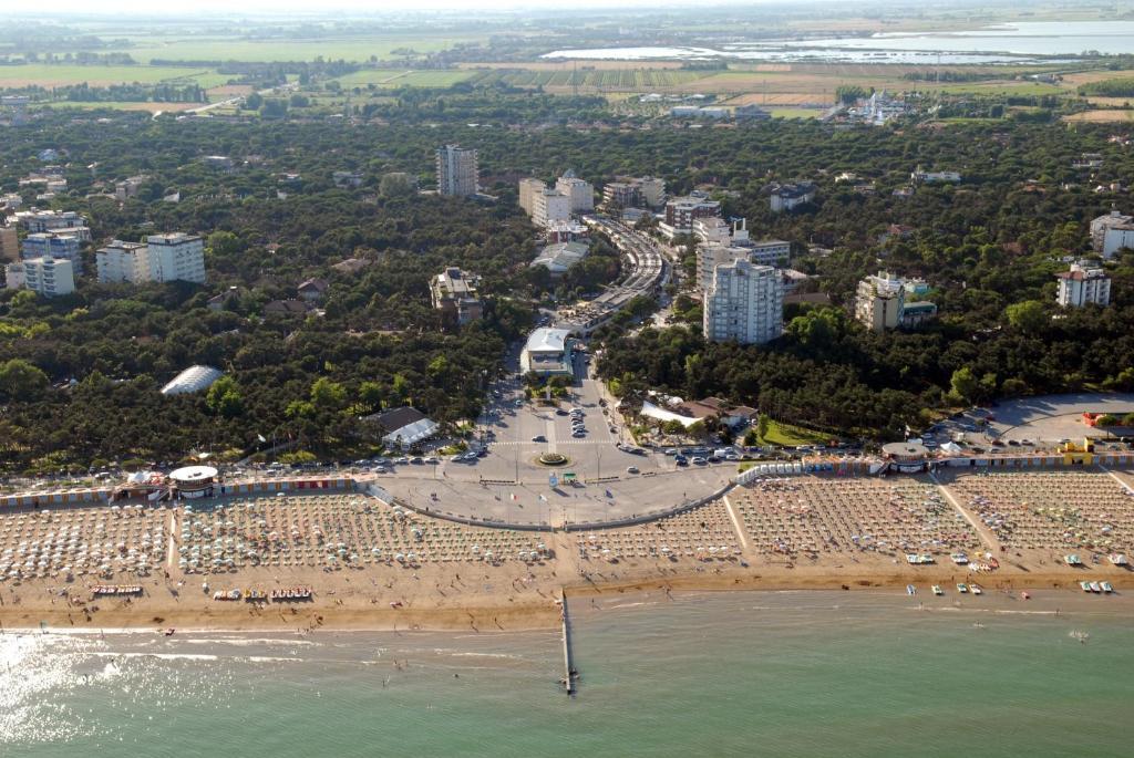 Hotel Ambassador Meuble Линяно Сабиадоро Екстериор снимка