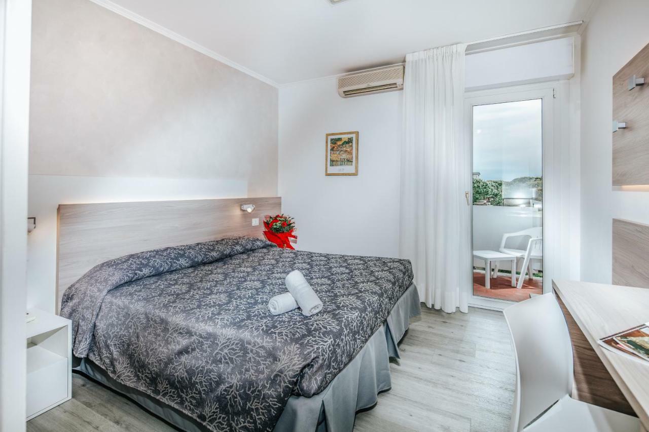 Hotel Ambassador Meuble Линяно Сабиадоро Екстериор снимка