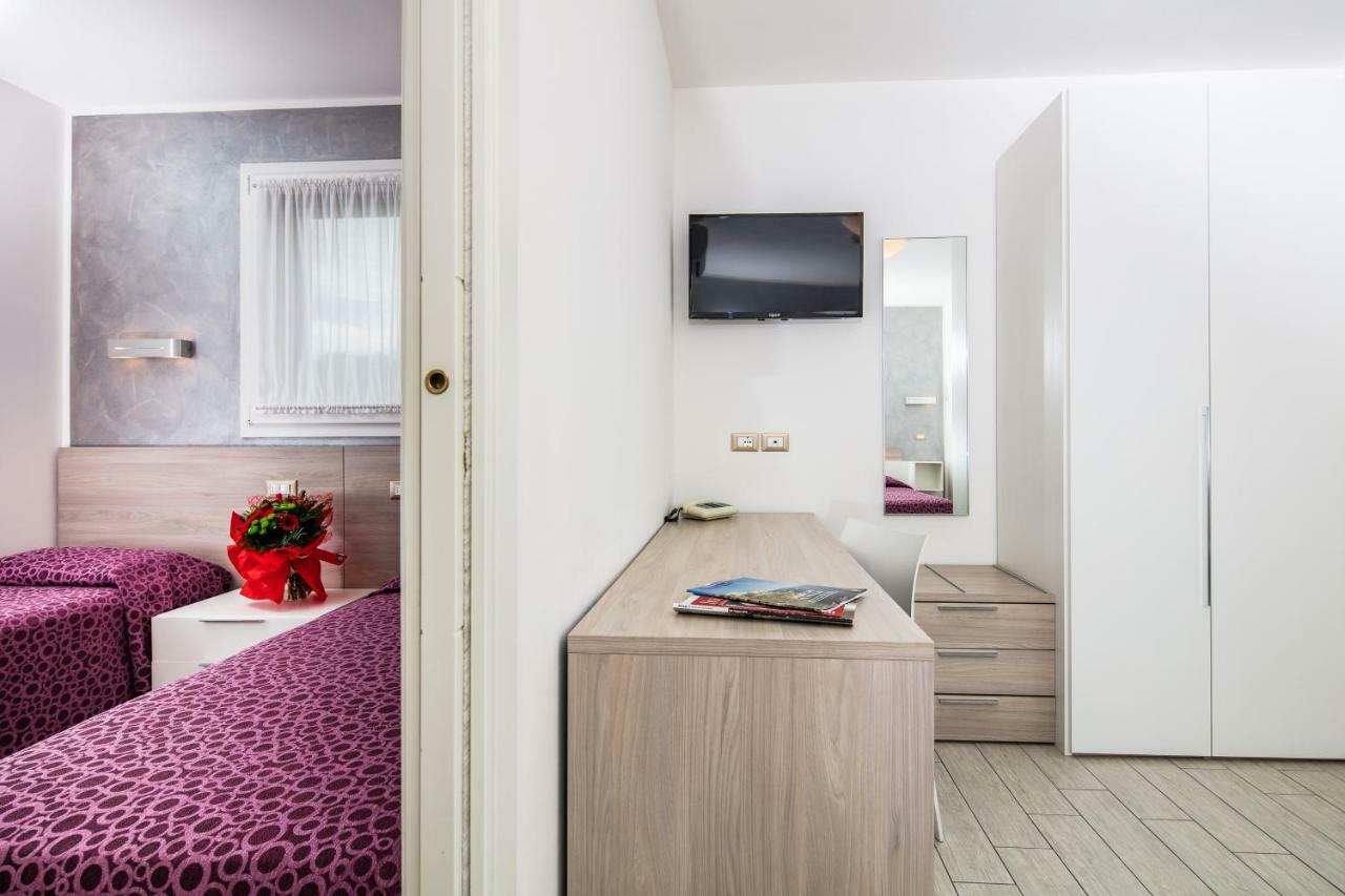Hotel Ambassador Meuble Линяно Сабиадоро Екстериор снимка