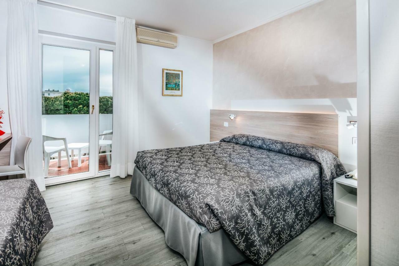 Hotel Ambassador Meuble Линяно Сабиадоро Екстериор снимка