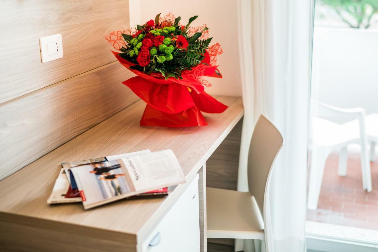 Hotel Ambassador Meuble Линяно Сабиадоро Екстериор снимка