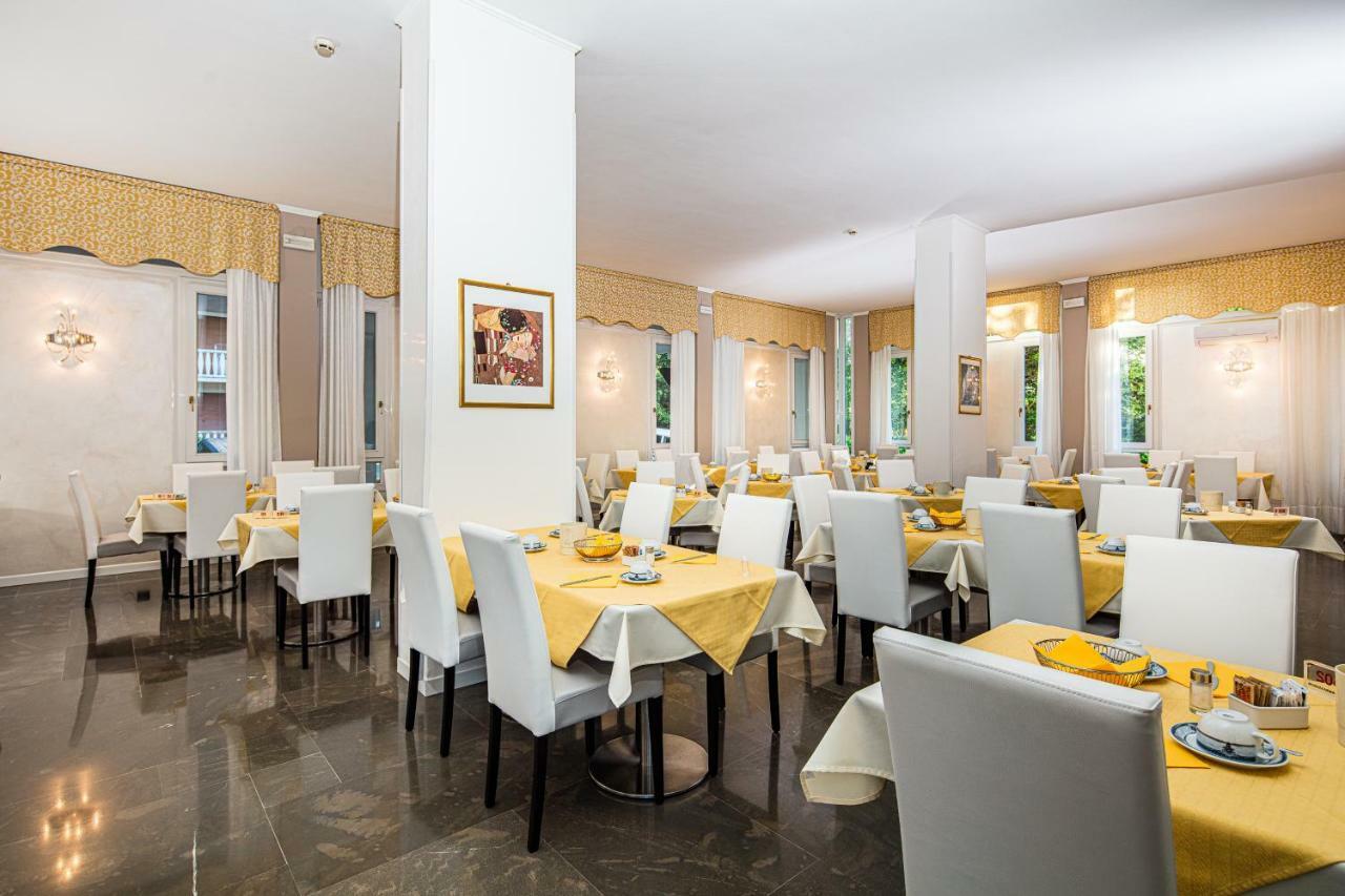 Hotel Ambassador Meuble Линяно Сабиадоро Екстериор снимка