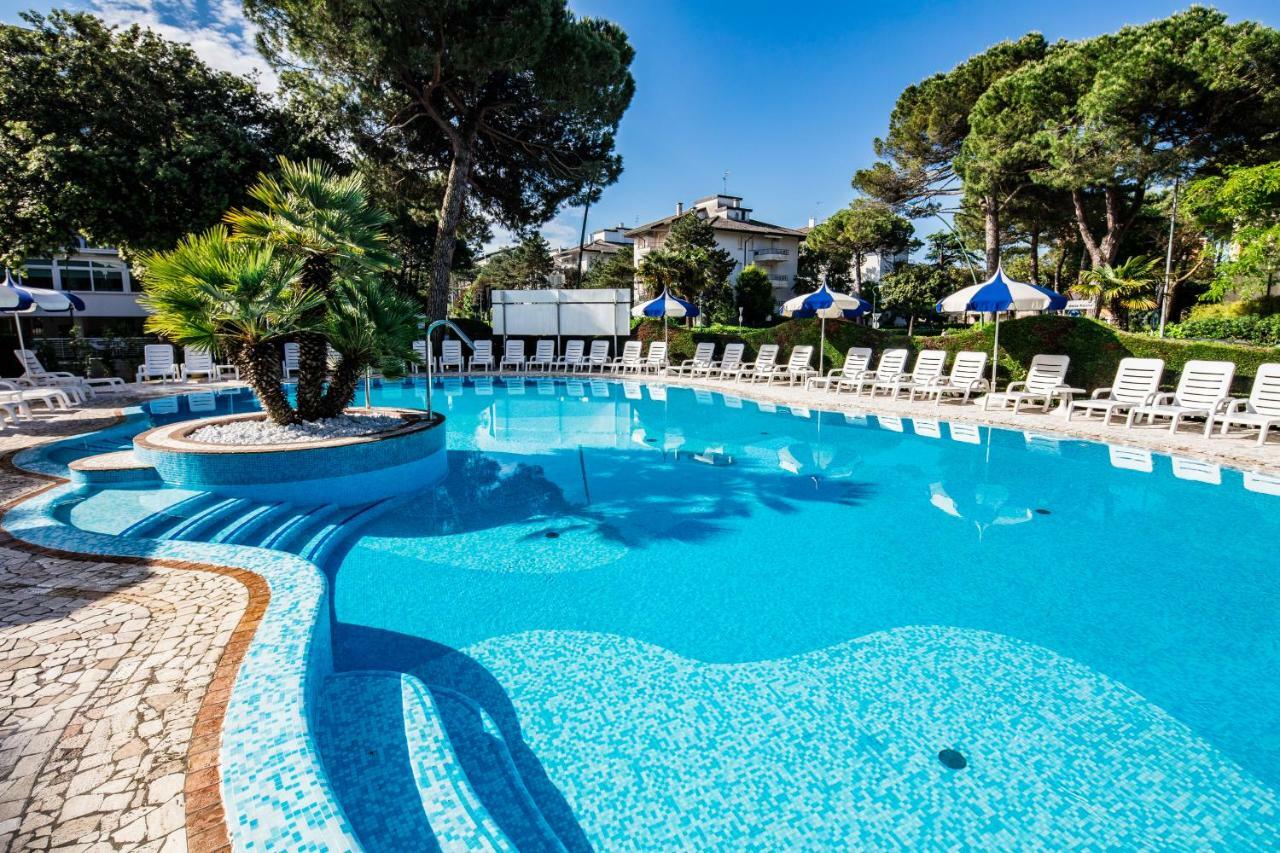 Hotel Ambassador Meuble Линяно Сабиадоро Екстериор снимка
